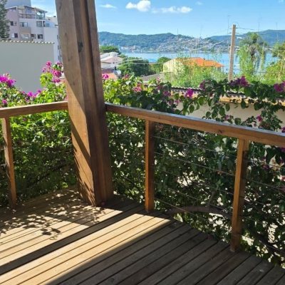 Casa Residencial com 236m², 3 quartos (sendo 1 suíte), 2 garagens, no bairro Coqueiros em Florianópolis