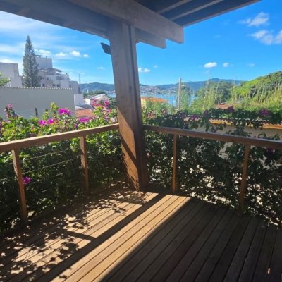 Casa Residencial com 236m², 3 quartos (sendo 1 suíte), 2 garagens, no bairro Coqueiros em Florianópolis