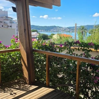 Casa Residencial com 236m², 3 quartos (sendo 1 suíte), 2 garagens, no bairro Coqueiros em Florianópolis