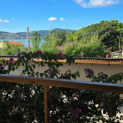 Casa Residencial com 236m², 3 quartos (sendo 1 suíte), 2 garagens, no bairro Coqueiros em Florianópolis