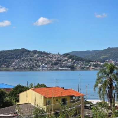 Casa Residencial com 236m², 3 quartos (sendo 1 suíte), 2 garagens, no bairro Coqueiros em Florianópolis