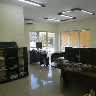 Sala com 84m², 3 garagens, no bairro Trindade em Florianópolis
