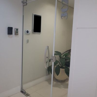Sala com 84m², 3 garagens, no bairro Trindade em Florianópolis
