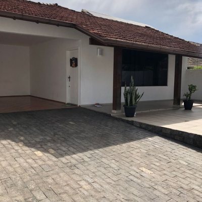 Casa Residencial com 193m², 4 quartos (sendo 2 suítes), 2 garagens, no bairro Córrego Grande em Florianópolis
