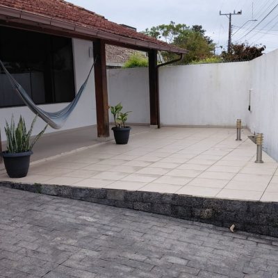Casa Residencial com 193m², 4 quartos (sendo 2 suítes), 2 garagens, no bairro Córrego Grande em Florianópolis