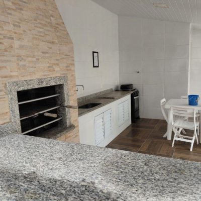 Casa Residencial com 193m², 4 quartos (sendo 2 suítes), 2 garagens, no bairro Córrego Grande em Florianópolis