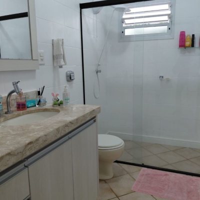 Casa Residencial com 193m², 4 quartos (sendo 2 suítes), 2 garagens, no bairro Córrego Grande em Florianópolis