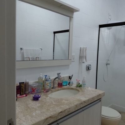 Casa Residencial com 193m², 4 quartos (sendo 2 suítes), 2 garagens, no bairro Córrego Grande em Florianópolis