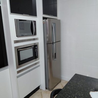Casa Residencial com 193m², 4 quartos (sendo 2 suítes), 2 garagens, no bairro Córrego Grande em Florianópolis