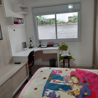 Casa Residencial com 193m², 4 quartos (sendo 2 suítes), 2 garagens, no bairro Córrego Grande em Florianópolis