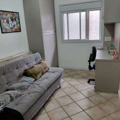 Casa Residencial com 193m², 4 quartos (sendo 2 suítes), 2 garagens, no bairro Córrego Grande em Florianópolis