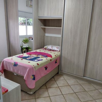 Casa Residencial com 193m², 4 quartos (sendo 2 suítes), 2 garagens, no bairro Córrego Grande em Florianópolis