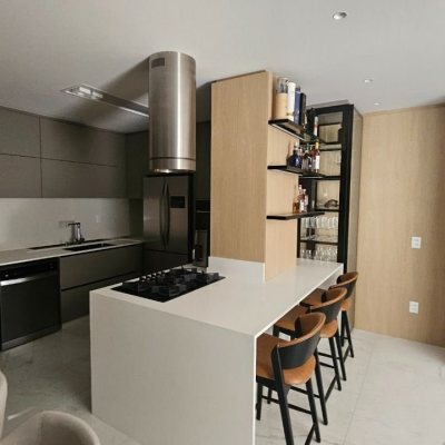Apartamentos com 180m², 4 quartos (sendo 3 suítes), 4 garagens, no bairro Centro em Florianópolis