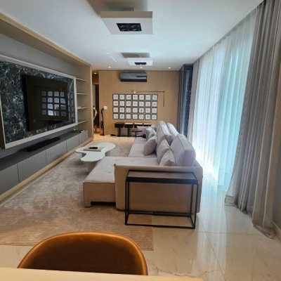 Apartamentos com 180m², 4 quartos (sendo 3 suítes), 4 garagens, no bairro Centro em Florianópolis