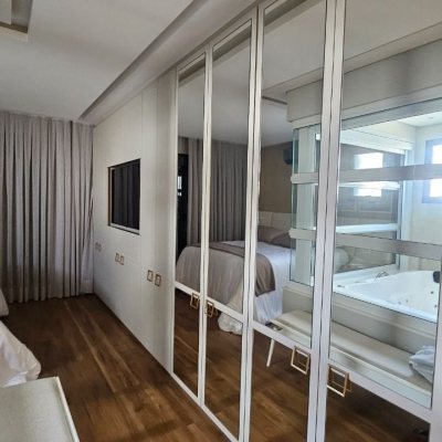 Apartamentos com 180m², 4 quartos (sendo 3 suítes), 4 garagens, no bairro Centro em Florianópolis