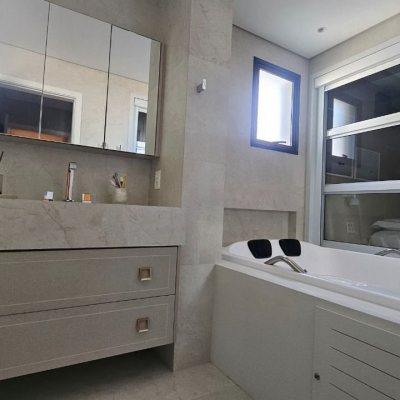 Apartamentos com 180m², 4 quartos (sendo 3 suítes), 4 garagens, no bairro Centro em Florianópolis