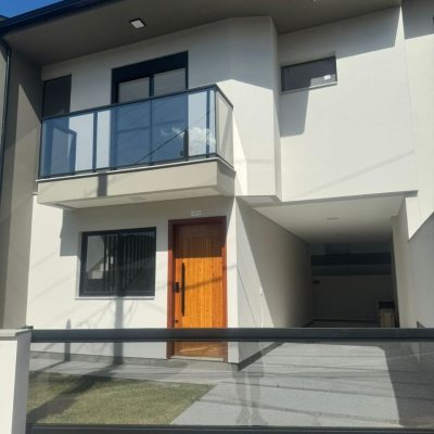 Sobrado Residencial com 107m², 3 quartos (sendo 1 suíte), 1 garagem, no bairro Potecas em São José