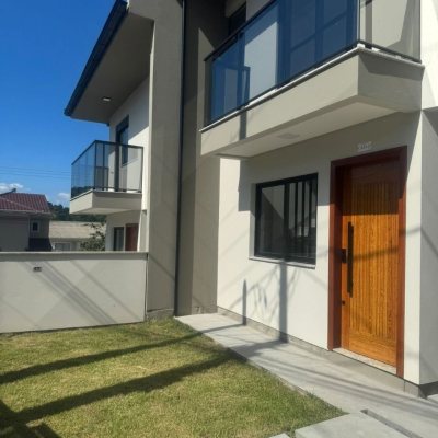 Sobrado Residencial com 107m², 3 quartos (sendo 1 suíte), 1 garagem, no bairro Potecas em São José