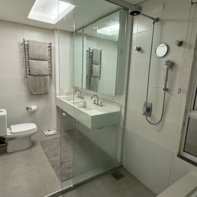 Sobrado Residencial com 207m², 3 quartos (sendo 3 suítes), 2 garagens, no bairro Córrego Grande em Florianópolis