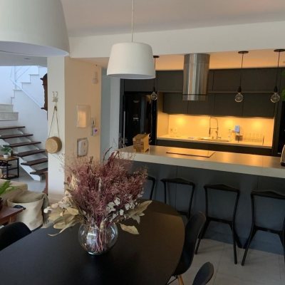 Sobrado Residencial com 207m², 3 quartos (sendo 3 suítes), 2 garagens, no bairro Córrego Grande em Florianópolis