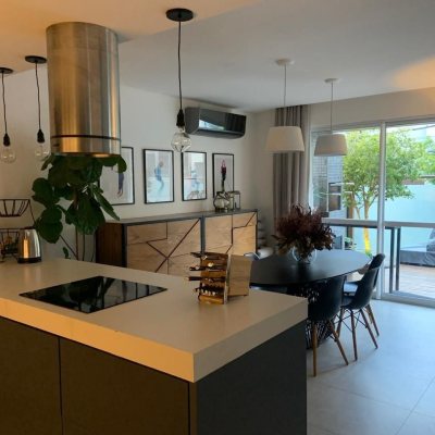 Sobrado Residencial com 207m², 3 quartos (sendo 3 suítes), 2 garagens, no bairro Córrego Grande em Florianópolis