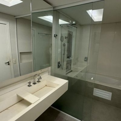 Sobrado Residencial com 207m², 3 quartos (sendo 3 suítes), 2 garagens, no bairro Córrego Grande em Florianópolis