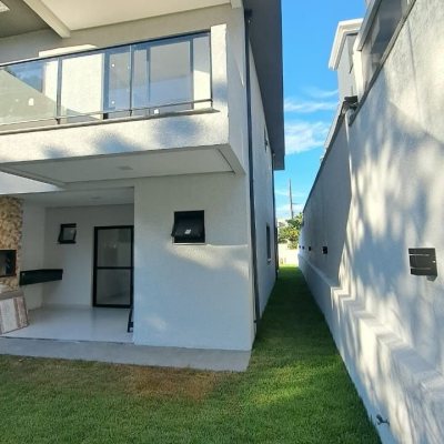 Casa Residencial com 140m², 3 quartos (sendo 1 suíte), 2 garagens, no bairro Ingleses do Rio Vermelho em Florianópolis