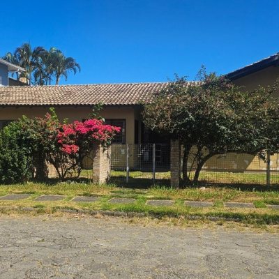 Casa Residencial com 241m², 4 quartos (sendo 2 suítes), 3 garagens, no bairro Jardim  Anchieta em Florianópolis