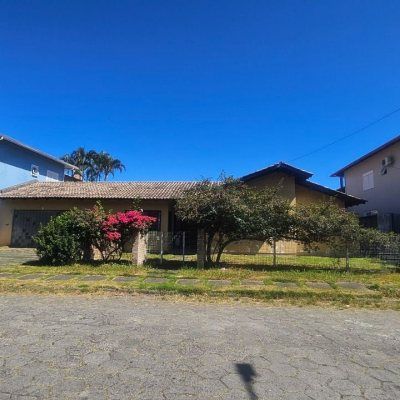 Casa Residencial com 241m², 4 quartos (sendo 2 suítes), 3 garagens, no bairro Jardim  Anchieta em Florianópolis
