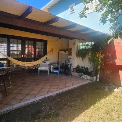 Casa Residencial com 241m², 4 quartos (sendo 2 suítes), 3 garagens, no bairro Jardim  Anchieta em Florianópolis