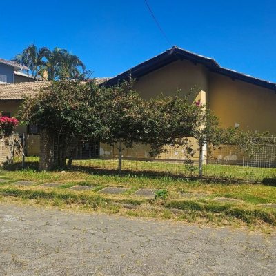 Casa Residencial com 241m², 4 quartos (sendo 2 suítes), 3 garagens, no bairro Jardim  Anchieta em Florianópolis