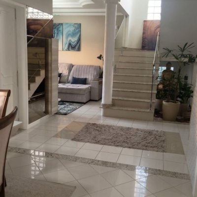 Casa em Condomínio com 355m², 3 quartos (sendo 1 suíte), 2 garagens, no bairro Morro das Pedras em Florianópolis