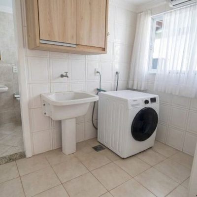 Casa em Condomínio com 355m², 3 quartos (sendo 1 suíte), 2 garagens, no bairro Morro das Pedras em Florianópolis