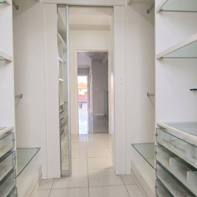 Casa em Condomínio com 355m², 3 quartos (sendo 1 suíte), 2 garagens, no bairro Morro das Pedras em Florianópolis