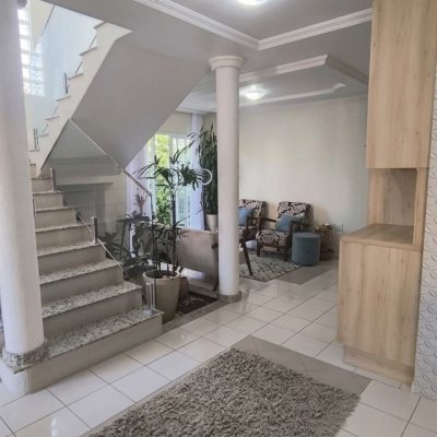 Casa em Condomínio com 355m², 3 quartos (sendo 1 suíte), 2 garagens, no bairro Morro das Pedras em Florianópolis