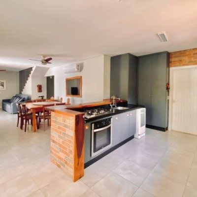 Casa Residencial com 200m², 3 quartos (sendo 1 suíte), 2 garagens, no bairro Ratones em Florianópolis