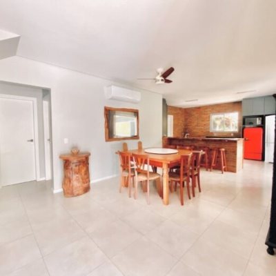 Casa Residencial com 200m², 3 quartos (sendo 1 suíte), 2 garagens, no bairro Ratones em Florianópolis