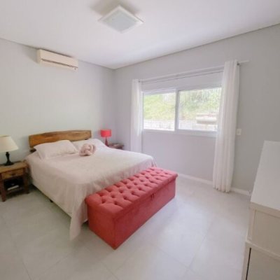 Casa Residencial com 200m², 3 quartos (sendo 1 suíte), 2 garagens, no bairro Ratones em Florianópolis