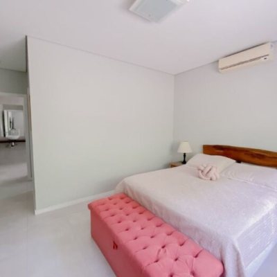 Casa Residencial com 200m², 3 quartos (sendo 1 suíte), 2 garagens, no bairro Ratones em Florianópolis