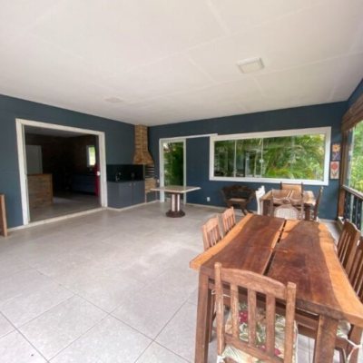 Casa Residencial com 200m², 3 quartos (sendo 1 suíte), 2 garagens, no bairro Ratones em Florianópolis