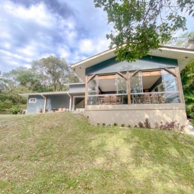 Casa Residencial com 200m², 3 quartos (sendo 1 suíte), 2 garagens, no bairro Ratones em Florianópolis