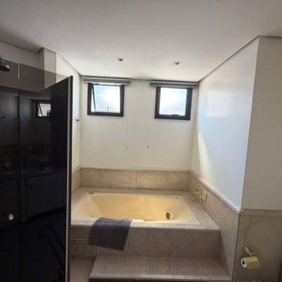 Apartamentos com 220m², 2 quartos (sendo 2 suítes), 2 garagens, no bairro Centro em Florianópolis