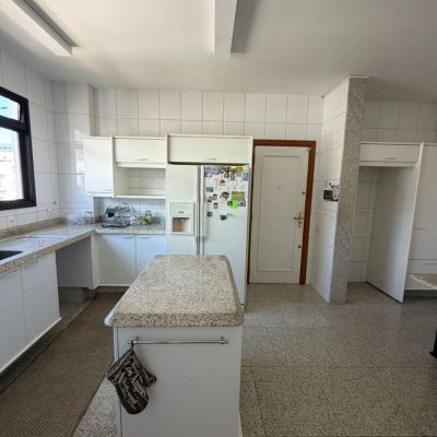 Apartamentos com 220m², 2 quartos (sendo 2 suítes), 2 garagens, no bairro Centro em Florianópolis