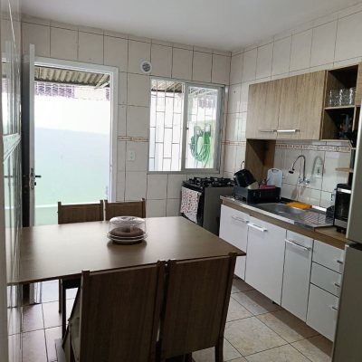 Casa Residencial com 230m², 10 quartos, 4 garagens, no bairro Barreiros em São José