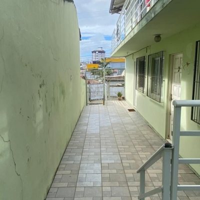 Casa Residencial com 230m², 10 quartos, 4 garagens, no bairro Barreiros em São José
