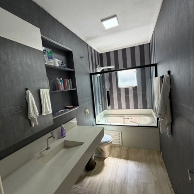 Casa Residencial com 190m², 3 quartos (sendo 1 suíte), 2 garagens, no bairro Ingleses do Rio Vermelho em Florianópolis