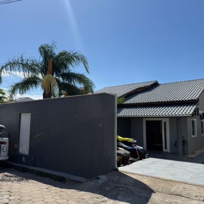Casa Residencial com 190m², 3 quartos (sendo 1 suíte), 2 garagens, no bairro Ingleses do Rio Vermelho em Florianópolis