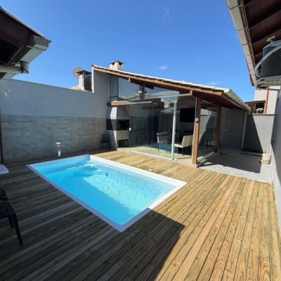 Casa Residencial com 190m², 3 quartos (sendo 1 suíte), 2 garagens, no bairro Ingleses do Rio Vermelho em Florianópolis