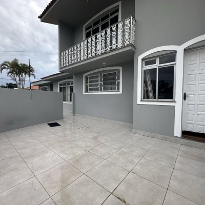 Casa Residencial com 262m², 4 quartos (sendo 1 suíte), 4 garagens, no bairro Balneário em Florianópolis