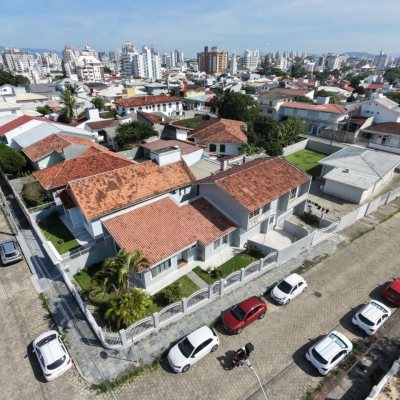 Casa Residencial com 262m², 4 quartos (sendo 1 suíte), 4 garagens, no bairro Balneário em Florianópolis